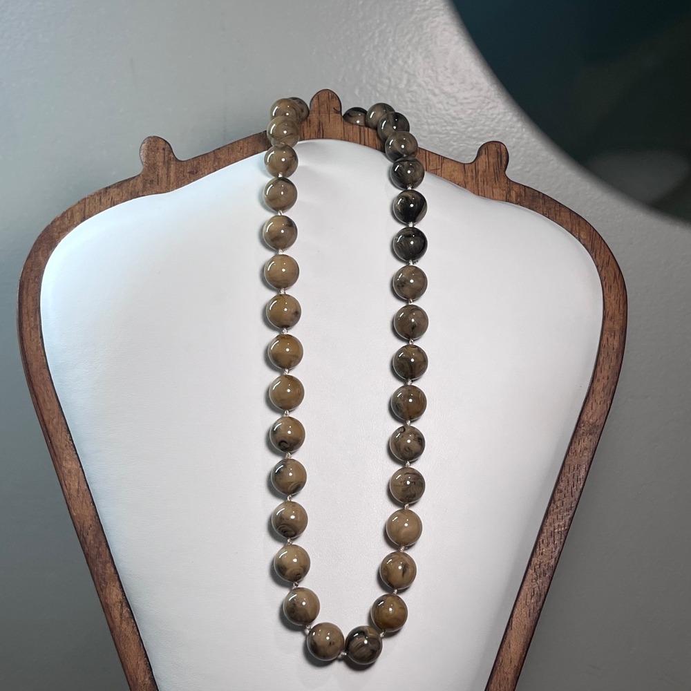 Vtg Marbled Brown Taupe Plastic Bead Necklace‎ Knotted Strand 18 Inch Retro